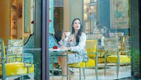 Momen ngopi Raisa tak hanya keren, tapi juga tampak anggun. Ini momennya saat berada di sebuah restoran mewah sambil menikmati secangkir kopi. Foto: Instagram @raisa6690