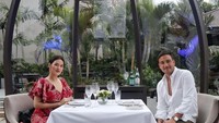Momen romantis Raisa dan Hamish Daud terlihat ketika mereka makan bersama di sebuah restoran. Raisa tampak cantik dan elegan dengan gaun merahnya. Foto: Instagram @raisa6690