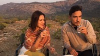 Tak hanya makan bersama di restoran, tapi momen romantis pasangan serasi ini juga dipamerkan ketika mereka piknik di salah satu gunung. Foto: Instagram @raisa6690