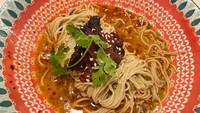 Menu yang paling diandalkan dan selalu direkomendasikan di sini ada Mala Noodle Soup (Rp 65.000). Hidangan mie Taiwan ini tampil beda, dengan sup atau kuah mie yang sangat kental dan diolah dari kaldu ayam dan bumbu Mala yang pedas. Foto: detikFood