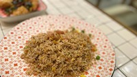Bagi yang sedang tak ingin makan mie, tentunya Rao He menyediakan menu nasi goreng yaitu Red Fried Rice (Rp 47.000). Nasi goreng ini biasanya disantap dengan menu pelengkap Taiwan Chicken (Rp 37.000). Foto: detikFood