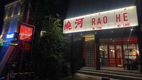 Di Kemang, ada restoran Rao He Noodle yang baru dibuka beberapa bulan lalu. Dari luar, restoran ini tampak mencolok dengan plang neon warna merah dan tulisan ‘no pork no lard’, memastikan bahwa semua menu yang disajikan di sini halal. Foto: detikFood