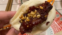 Untuk isiannya, Rao He menggunakan beef brisket karena Gua Bao di Taiwan sebenarnya menggunakan daging babi. Foto: detikFood
