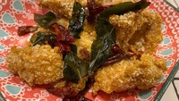 Lebih lengkap memang jika nasi goreng disuap bareng Taiwan Chicken. Berbeda dengan jajanan XXL Chicken ala Taiwan yang terkenal. Foto: detikFood