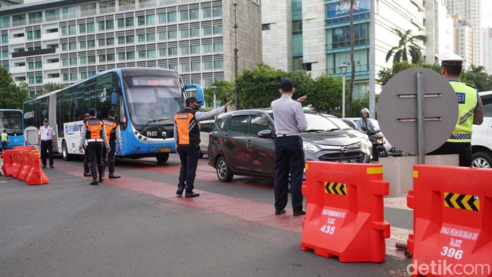 Rekayasa Lalin di Kawasan Bundaran HI untuk Urai Kemacetan Dinas Perhubungan DKI Jakarta mulai merekayasa lalu lintas di Bundaran HI untuk mengurai kepadatan. Arus lalu lintas terpantau ramai lancar.