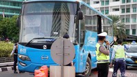 Terlihat kendaraan ramai lancar di Bundaran HI. Kendaraan yang melintas dari Jl Sudirman yang akan menuju Jl Imam Bonjol diarahkan untuk lurus ke Jl M.H Thamrin.