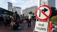 Terlihat petugas menutup jalan di Bundaran HI dari Jl Sudirman menuju Jl Imam Bonjol. Tampak plang dilarang belok kecuali Transjakarta terpasang.