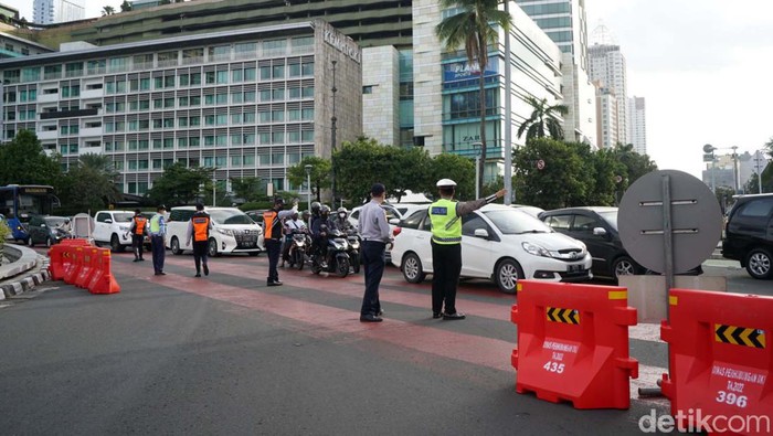 Dinas Perhubungan DKI Jakarta mulai merekayasa lalu lintas di Bundaran HI untuk mengurai kepadatan. Arus lalu lintas terpantau ramai lancar.