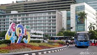 Sementara itu, kendaraan dari Jl Imam Bonjol yang akan menuju ke Jl M.H Thamrin dilarang untuk belok kanan langsung. Mereka diminta untuk belok kiri menuju Jl Sudirman dan berputar di bawah lingkar Patung Sudirman atau Stasiun BNI 46.