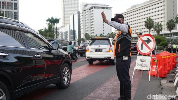 Dinas Perhubungan DKI Jakarta mulai merekayasa lalu lintas di Bundaran HI untuk mengurai kepadatan. Arus lalu lintas terpantau ramai lancar.