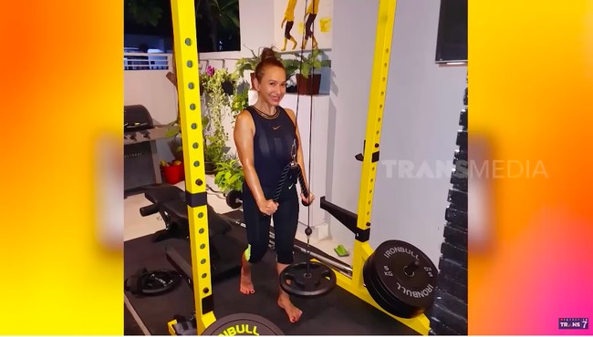 Luas yang terbatas bukan penghalangang bagi Kiki Fatmala untuk memanfaatkan area yang ada semaksimal mungkin. Bagian teras misalnya, ia juga jadikan sebagai mini gym. (Foto: YouTube/Trans7 Official)