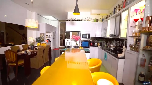 Menurut bintang Si Manis Jembatan Ancol ini, rumah tersebut cukup mungil sehingga perlu siasat khusus untuk membuatnya lapang. Konsepnya seperti apartemen, tidak ada sekat-sekat, katanya. (Foto: YouTube/Trans7 Official)