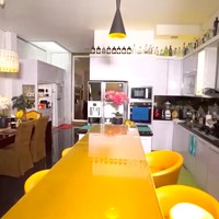 Menurut bintang Si Manis Jembatan Ancol ini, rumah tersebut cukup mungil sehingga perlu siasat khusus untuk membuatnya lapang. Konsepnya seperti apartemen, tidak ada sekat-sekat, katanya. (Foto: YouTube/Trans7 Official)