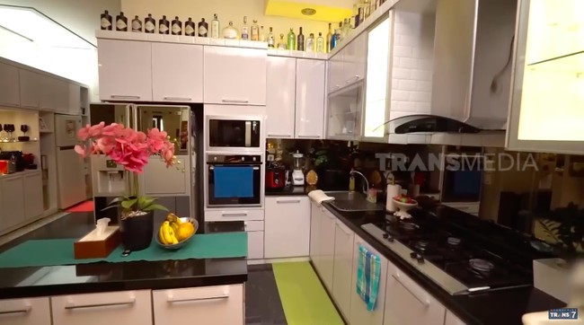Dapur Kiki Fatmala hadir dalam konsep minimalis. Seperti ruangan lainnya, dapur ini didesain oleh Kiki Fatmala sendiri. (Foto: YouTube/Trans7 Official)