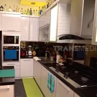 Dapur Kiki Fatmala hadir dalam konsep minimalis. Seperti ruangan lainnya, dapur ini didesain oleh Kiki Fatmala sendiri. (Foto: YouTube/Trans7 Official)