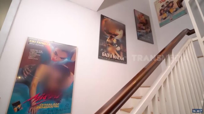 Bak menelusuri terowongan memori, area tangga dari lantai dasar ke atas dihiasi deretan poster film Kiki Fatmala. Salah satunya film Nona Manis yang dibintanginya bersama Meriam Bellina . (Foto: YouTube/Trans7 Official)