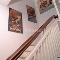 Bak menelusuri terowongan memori, area tangga dari lantai dasar ke atas dihiasi deretan poster film Kiki Fatmala. Salah satunya film Nona Manis yang dibintanginya bersama Meriam Bellina . (Foto: YouTube/Trans7 Official)