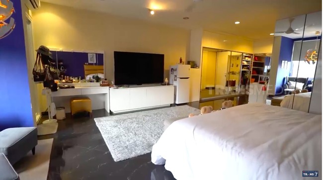 Inilah kamar tidur Kiki Fatmala yang cukup lapang. Saking luasnya, harus didinginkan oleh dua AC. (Foto: YouTube/Trans7 Official)