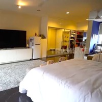 Inilah kamar tidur Kiki Fatmala yang cukup lapang. Saking luasnya, harus didinginkan oleh dua AC. (Foto: YouTube/Trans7 Official)