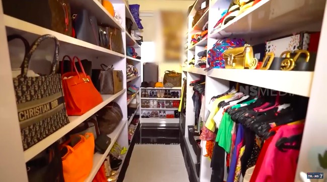 Walk-in closet Kiki Fatmala penuh dengan barang-barang branded. Banyak di antaranya merupakan keluaran Louis Vuitton.  (Foto: YouTube/Trans7 Official)