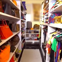 Walk-in closet Kiki Fatmala penuh dengan barang-barang branded. Banyak di antaranya merupakan keluaran Louis Vuitton.  (Foto: YouTube/Trans7 Official)
