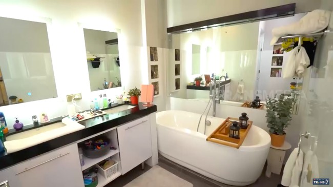 Kamar mandi Kiki Fatmala yang dipenuhi panel cermin untuk membuatnya terkesan lapang. Terdapat dua wastafel his and her sehingga Kiki tak perlu berebut memakai wastafel pada saat bersamaan. (Foto: YouTube/Trans7 Official)