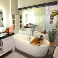 Kamar mandi Kiki Fatmala yang dipenuhi panel cermin untuk membuatnya terkesan lapang. Terdapat dua wastafel his and her sehingga Kiki tak perlu berebut memakai wastafel pada saat bersamaan. (Foto: YouTube/Trans7 Official)