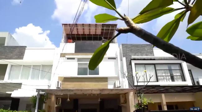 Inilah rumah yang telah menjadi tempat tinggal aktris lawas Kiki Fatmala selama 28 tahun terakhir. Rumah tiga lantai tersebut berada di kawasan elite Pondok Indah, Jakarta Selatan. (Foto: YouTube/Trans7 Official)