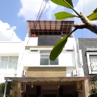 Inilah rumah yang telah menjadi tempat tinggal aktris lawas Kiki Fatmala selama 28 tahun terakhir. Rumah tiga lantai tersebut berada di kawasan elite Pondok Indah, Jakarta Selatan. (Foto: YouTube/Trans7 Official)