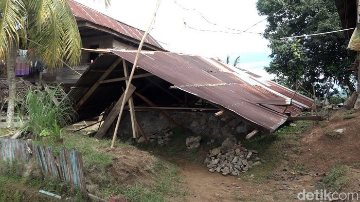 Rumah warga di Polman ambruk diterpa hujan deras disertai angin kencang.