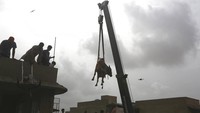 Kandang sapi tersebut berada di atap gedung bertingkat. Ketika hendak dijual untuk kurban, dibutuhkan alat berat untuk menurunkan sapi-sapi itu.