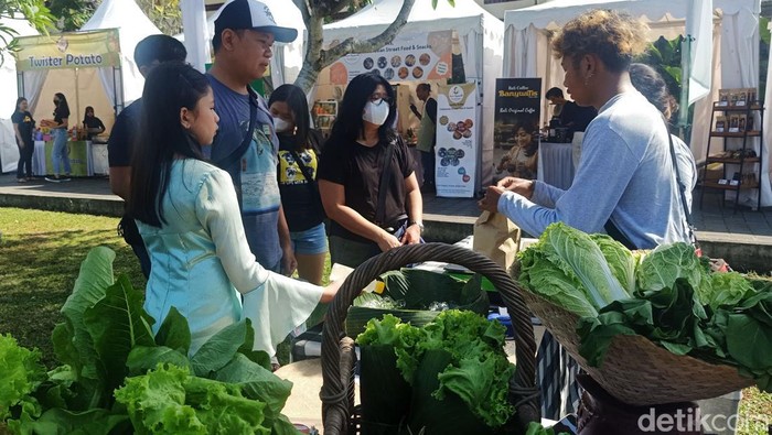 Surya Sewana Road to Sanfest 2022 mendatangkan rezeki untuk 37 UMKM di Bali. Salah satunya Kebun Mimba, membuka stan sayur organik, setengah hari sudah meraup Rp 1,5 juta.