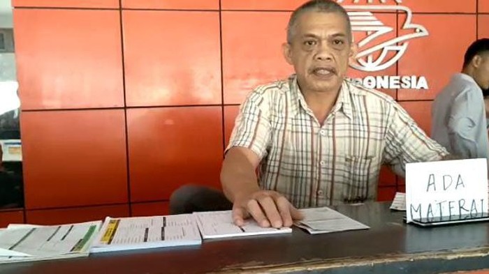Pegawai PT Pos Indonesia .(foto: screenshoot video viral)