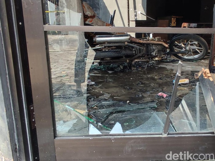 Sejumlah ruko dan motor di daerah Babarsari, Kapanewon Depok, Kabupaten Sleman, DIY, rusak-terbakar, Senin (4/7/2022).