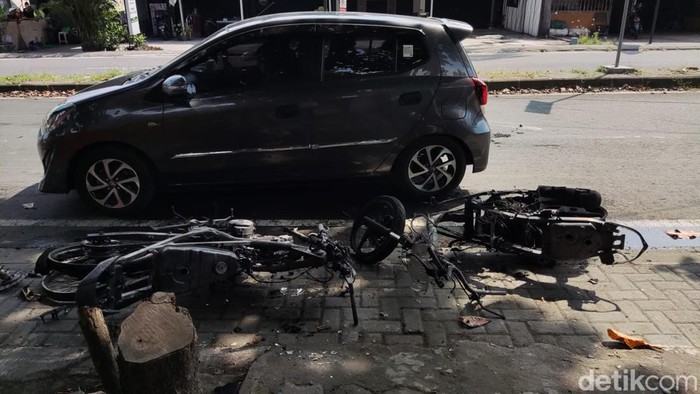 Sejumlah ruko dan motor di daerah Babarsari, Kapanewon Depok, Kabupaten Sleman, DIY, rusak-terbakar, Senin (4/7/2022). Sejumlah ruko dan motor di daerah Babarsari, Kapanewon Depok, Kabupaten Sleman, DIY, rusak-terbakar, Senin (4/7/2022).