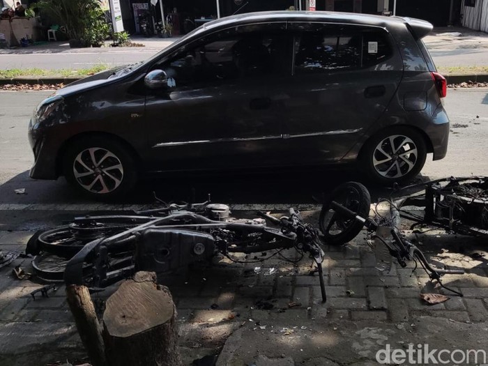 Sejumlah ruko dan motor di daerah Babarsari, Kapanewon Depok, Kabupaten Sleman, DIY, rusak-terbakar, Senin (4/7/2022).