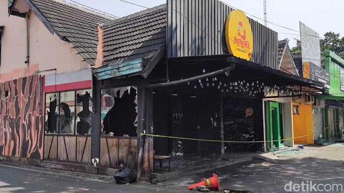 Sejumlah ruko dan motor di daerah Babarsari, Kapanewon Depok, Kabupaten Sleman, DIY, rusak dan terbakar, Senin (4/7/2022).