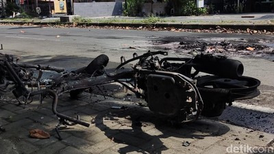 Ricuh di Babarsari, Begini Penampakan Ruko-Motor yang Rusak-Terbakar