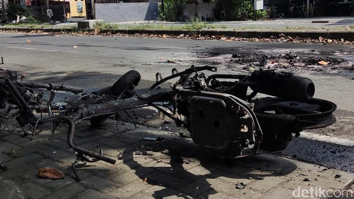 Sejumlah ruko dan motor di daerah Babarsari, Kapanewon Depok, Kabupaten Sleman, DIY, rusak dan terbakar, Senin (4/7/2022).