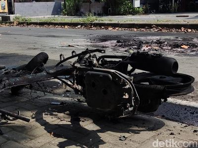 Ricuh di Babarsari, Begini Penampakan Ruko-Motor yang Rusak-Terbakar