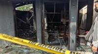 Polisi memasang police line di lokasi ruko yang rusak. Foto: Tim detikJateng