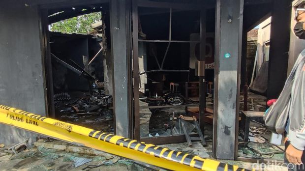 Sejumlah ruko dan motor di daerah Babarsari, Kapanewon Depok, Kabupaten Sleman, DIY, rusak-terbakar, Senin (4/7/2022).