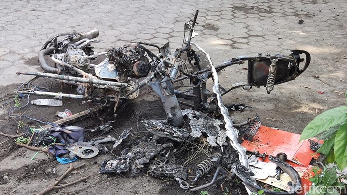 Sejumlah ruko dan motor di daerah Babarsari, Kapanewon Depok, Kabupaten Sleman, DIY, rusak-terbakar, Senin (4/7/2022).