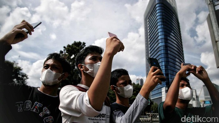 Sejumlah warga melintas di kawasan Jalan MH Thamrin, Jakarya Pusat, Senin (4/7).