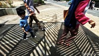 Aktivitas berjalan normal di tengah melonjaknya kasus COVID-19 di Indonesia.
