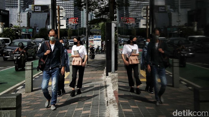 Semangat Warga Jakarta Beraktivitas di Tengah Kenaikan Kasus COVID-19 Sejumlah warga melintas di kawasan Jalan MH Thamrin, Jakarya Pusat, Senin (4/7).