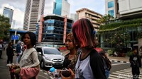 Sejumlah warga beraktivitas di luar ruangan tanpa memakai masker.