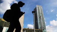 Sementara itu cuaca di Jakarta terlihat cerah dengan langit biru. Menteri Kesehatan (Menkes) Budi Gunadi Sadikin mengatakan kasus COVID-19 di Indonesia saat ini mengalami kenaikan akibat varian BA.4 dan BA.5.