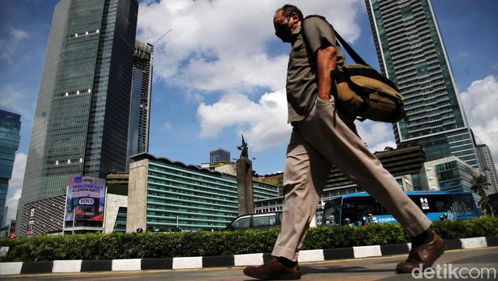 Semangat Warga Jakarta Beraktivitas di Tengah Kenaikan Kasus COVID-19 Sejumlah warga melintas di kawasan Jalan MH Thamrin, Jakarya Pusat, Senin (4/7).