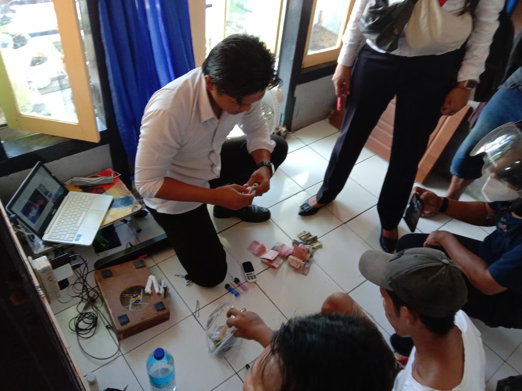 Penggeledahan sabu di dua TKP di Lingkungan Gapuk Selatan Kelurahan Dasan Agung Kecamatan Selaparang Kota Mataram, Senin (4/7/2022).